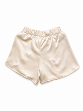 Carregar imagem no visualizador da galeria, Shorts Seda Sol
