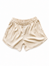 Carregar imagem no visualizador da galeria, Shorts Seda Sol
